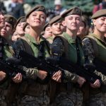 Les femmes prennent les armes en Ukraine